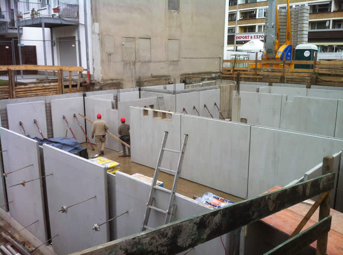 21.02.2014 Aufstellen der Kellerw&auml;nde