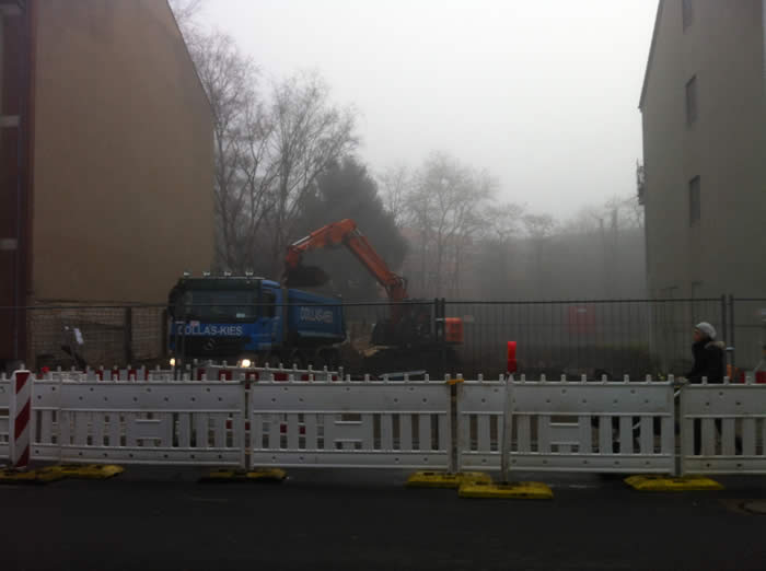 11.12.2013 beginn des Baugrubenaushubes